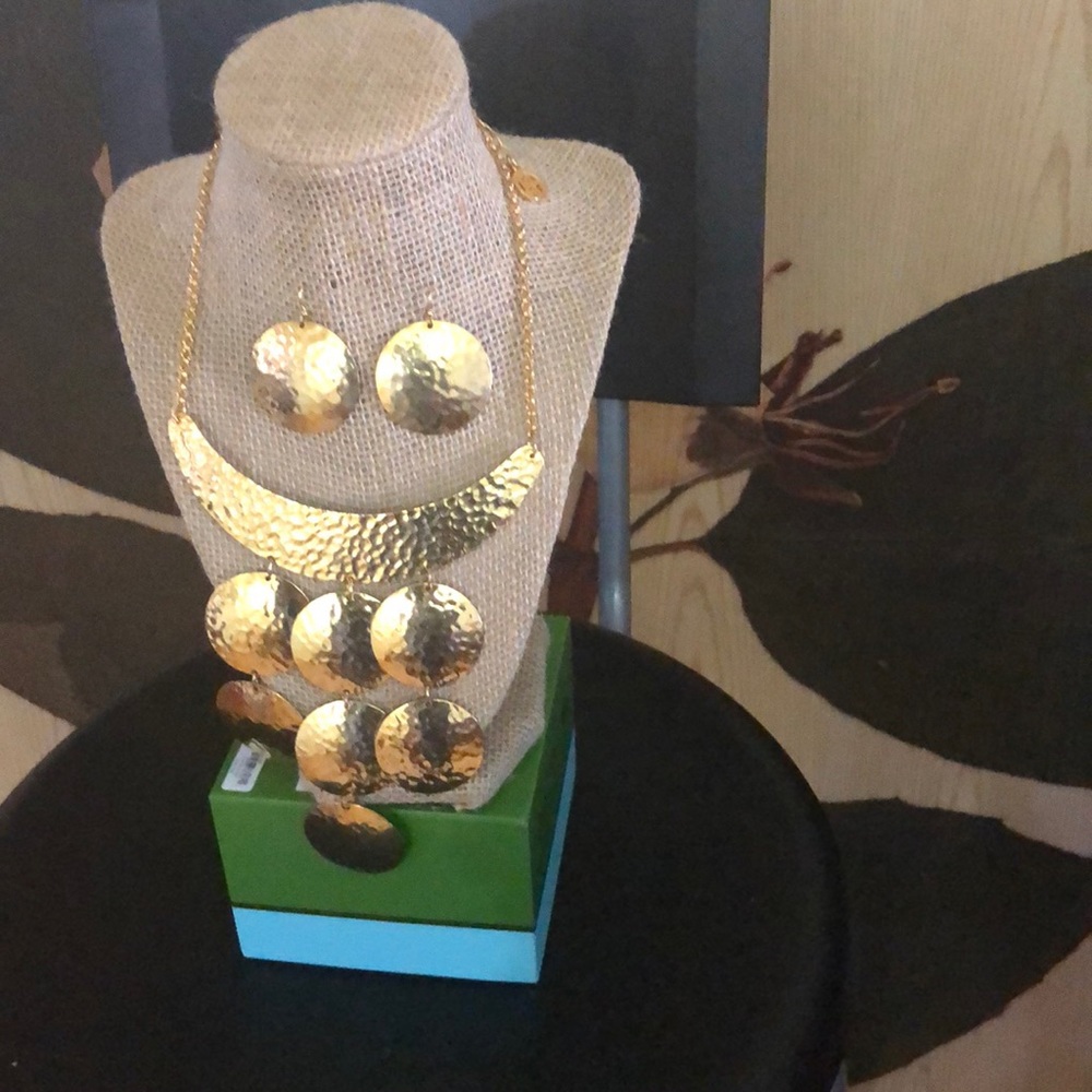 Earring and necklace set